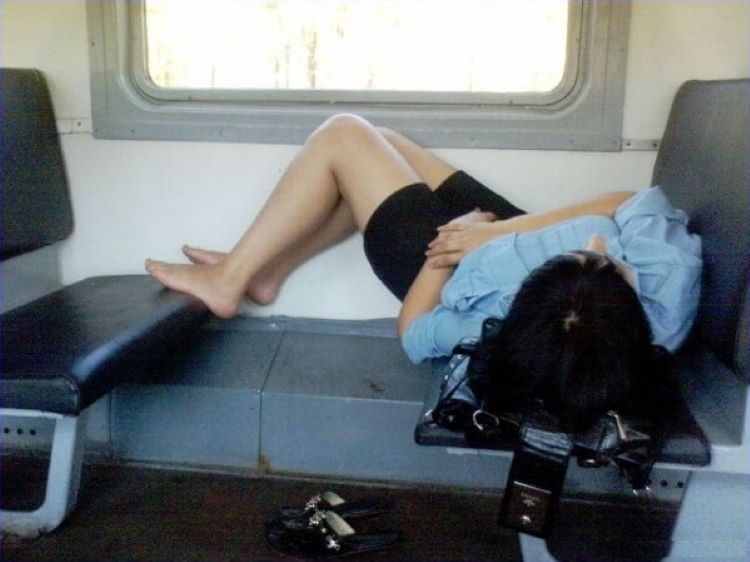 Голая девушка с бритой киской в купе поезда
