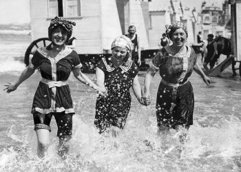 Как выглядели отдыхающие на пляже 100 лет назад: 31 интересная ретро-фотография