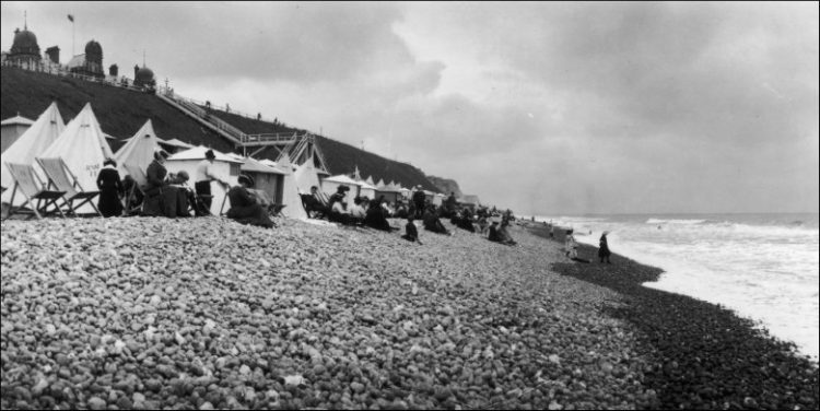 Как выглядели отдыхающие на пляже 100 лет назад: 31 интересная ретро-фотография