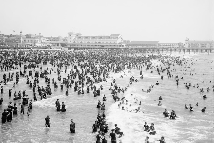 Как выглядели отдыхающие на пляже 100 лет назад: 31 интересная ретро-фотография