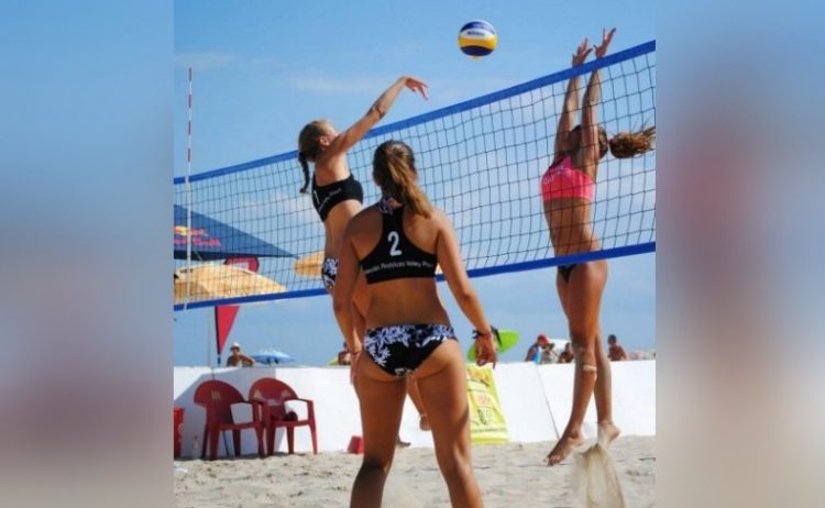 Девушки и пляжный волейбол: 30 жарких фото